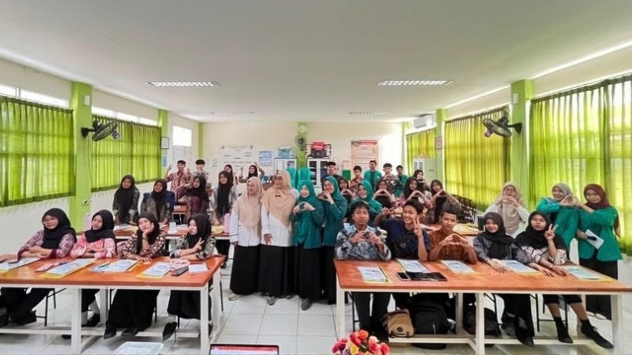 Dosen Kimia Universitas OSO Kenalkan Teknologi Cocofilter untuk Air Gambut di SMAN 11 Pontianak